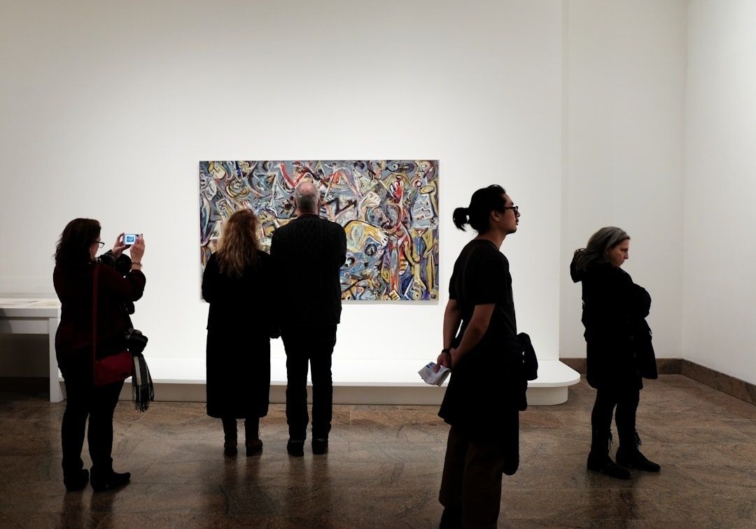 Besökare betraktar abstrakt konst på ett galleri